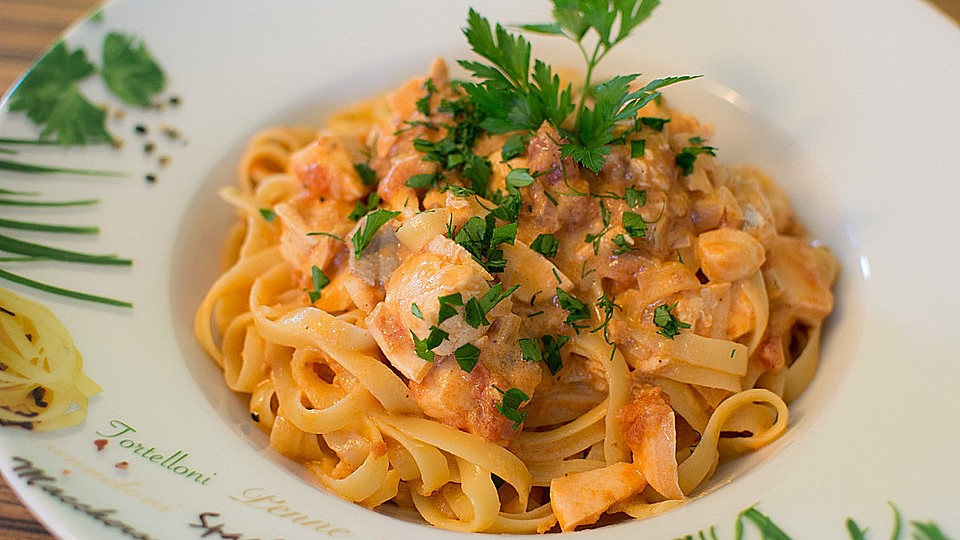 Tagliatelle Al Salmone